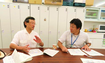 市町村の窓口等において住民からの相談対応の支援をしているイメージ写真。