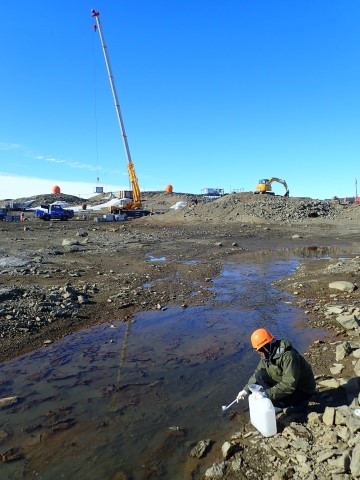 南極地域環境実態把握モニタリング調査　昭和基地でのサンプリングの様子　撮影：渡邉哲也