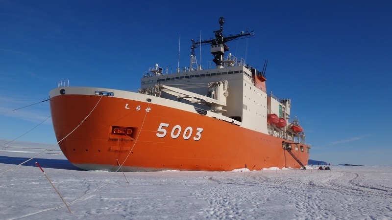 南極に接岸した南極観測船しらせ