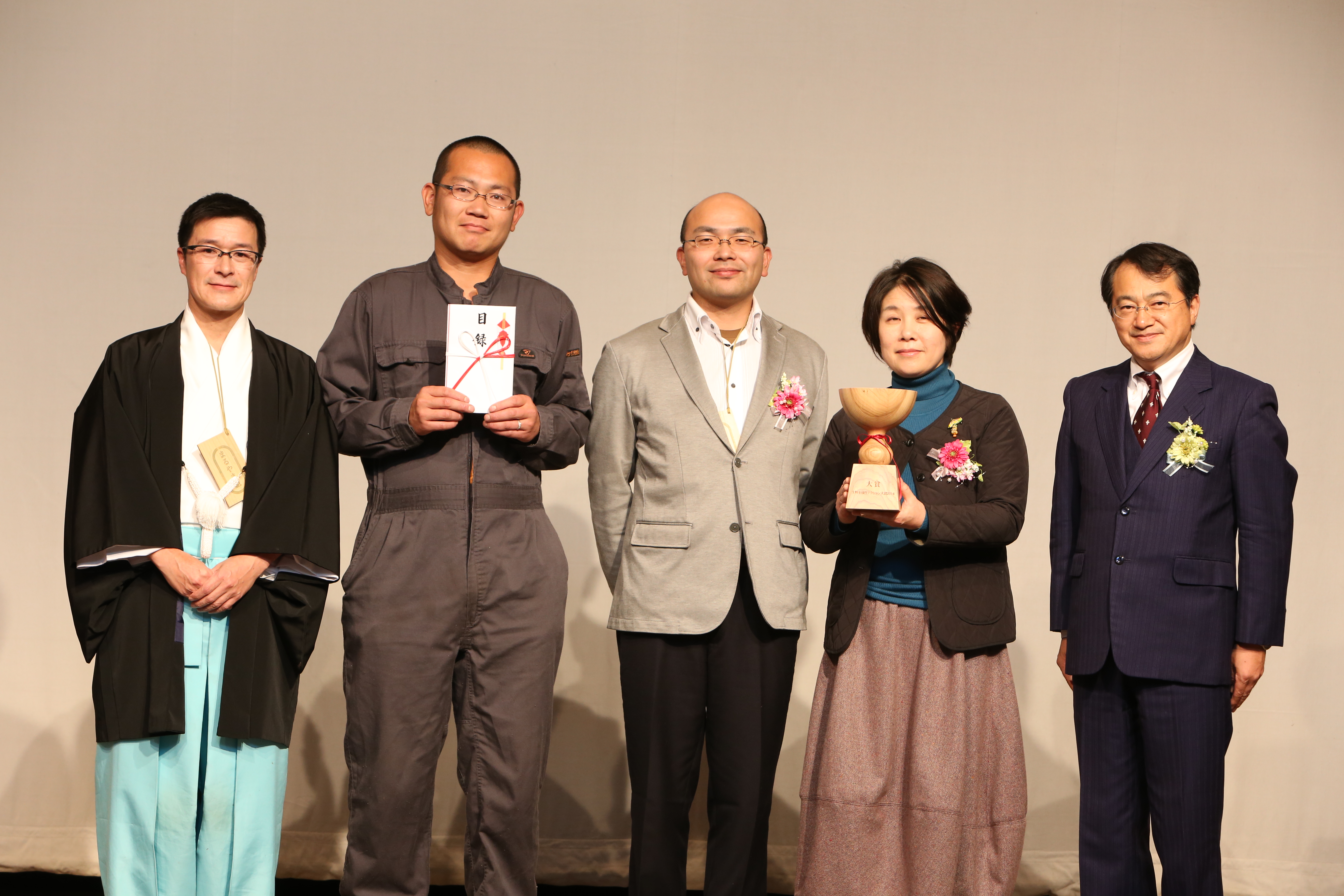 大賞を受賞した「まるやま組」と吉田審査委員長（右）