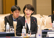 日本の政策を説明する丸川大臣