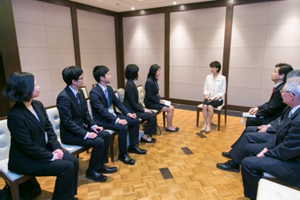 丸川大臣と面談する日本代表
