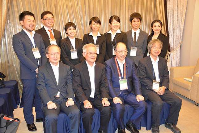 中川大臣と日本ユース代表、長嶺ソウル大使、ユースフォーラム参加者