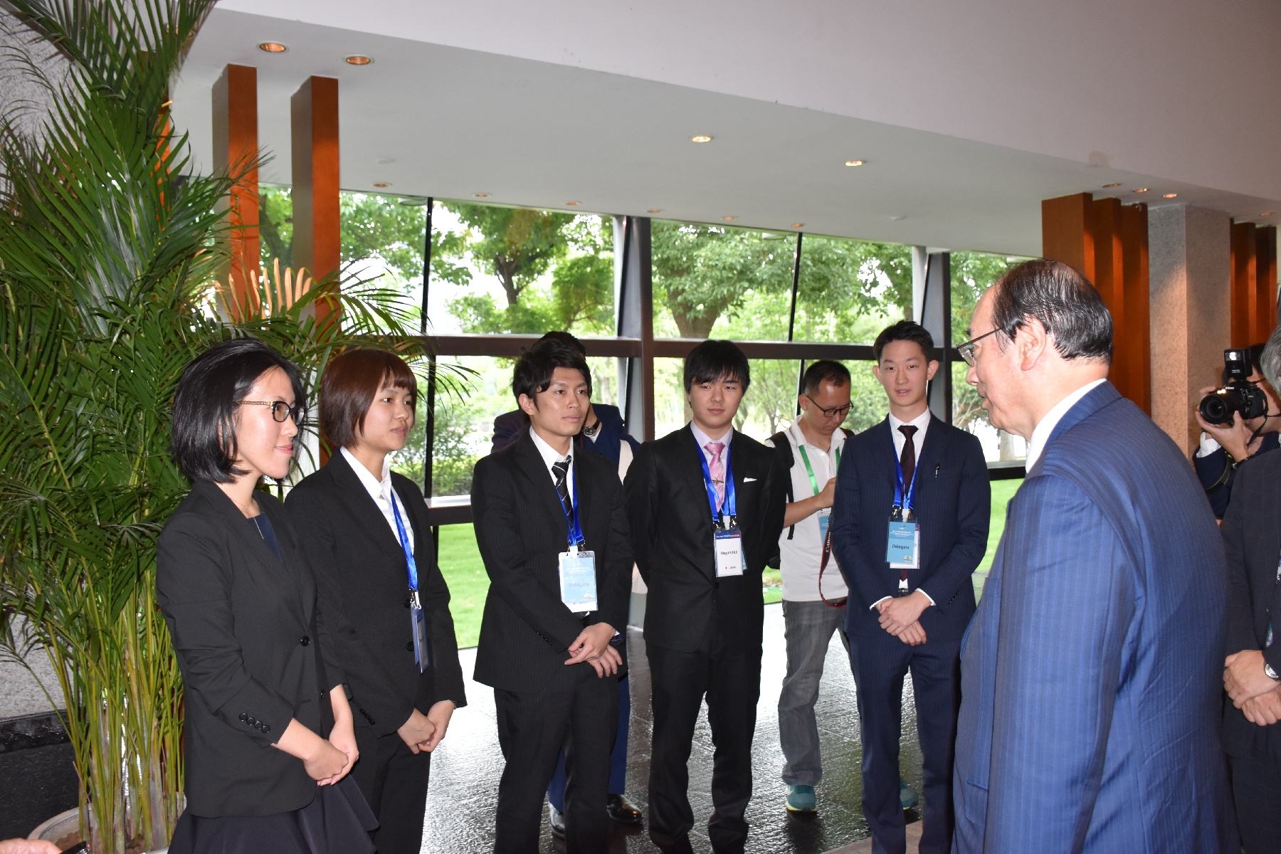 中川大臣と談笑する日本ユース代表