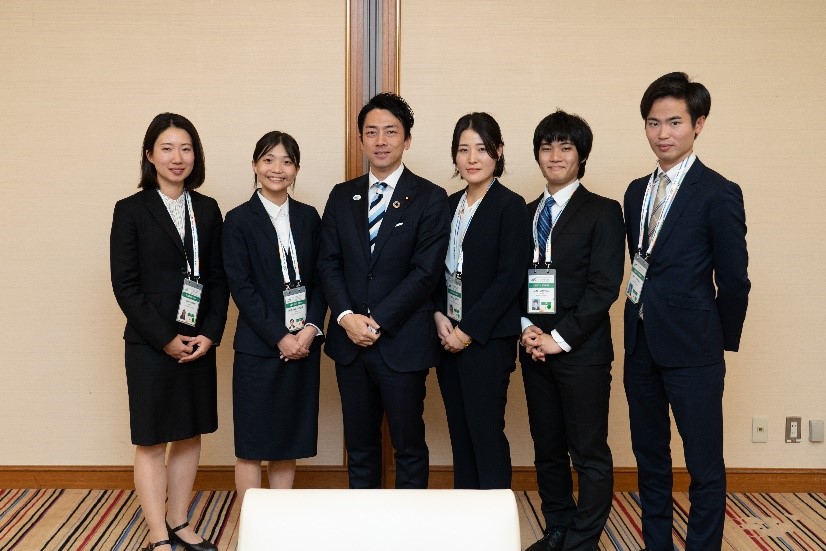 小泉環境大臣と面談する日本ユース代表2