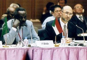 左）スーダン：アッティージャーニー・アーダム・アッターヘル環境開発大臣 右）シリア：イマド・ハーソウン環境副大臣