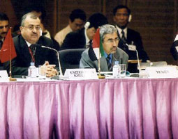 左）アラブ首長国連邦：ハマド・アブドルラフマーン・アルミドファ保健大臣 右）イエメン：ムハンマド・ロトフ・アルイリヤーニー水・環境大臣