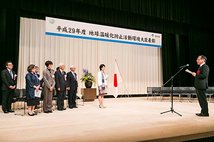 受賞者代表　豊田中央研究所が謝辞を述べる写真