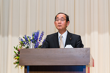祝辞を読む原田義昭環境大臣の写真
