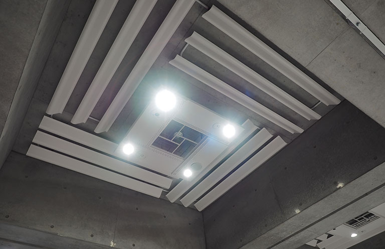 天井面と壁面の輻射パネルの躯体蓄熱を利用した放射冷暖房システムの写真