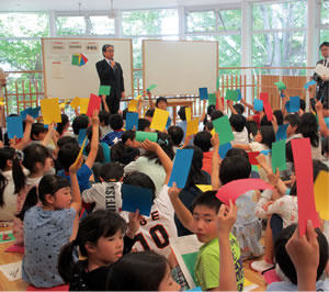 Photo: Parliamentary Senior Vice-Minister Mr. Kitagawa delivering an Environmental Education class titled -Diversity-