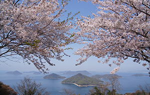 View of sea dotted with islands from Mt. Shiude (Kagawa Prefecture)