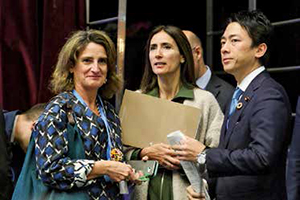 Photo: Minister Koizumi discussed with Chile's Environment Minister, Ms. Carolina Schmidt (middle), and Spain's Environment Minister, Ms. Teresa Ribera (left) (Photo by IISD/ENB | Kiara Worth)
