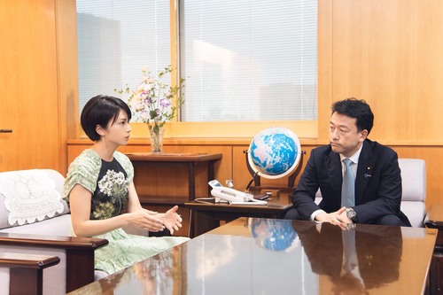 [Photo] Hiroyoshi Sasagawa, Parliamentary Vice-Minister of the Environment, and Ms. Ko Shibasaki chatting in the reception room.