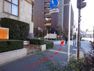 学士会館前にある我が国の大学発祥の地、東京大学発祥の地の石碑を写した写真です