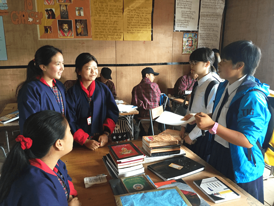 海外研修でブータンに訪れた海士町の高校生。島にある高校では、国際的な視野を持ち、地域社会に貢献できる人材を育てるため、グローバル研修にも力を入れている