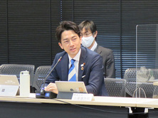 写真：小泉大臣による発言の様子