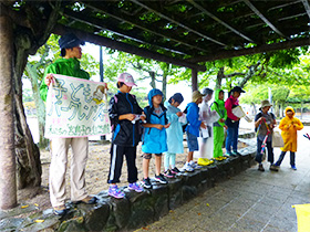 最後は自分達が発見した「宮島子ども自然遺産」を替え歌とフリップで、保護者や観光客の方に発表しました。