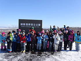 釧路湿原が見渡すことができる鶴居北斗展望台でタンチョウのポーズで記念撮影。