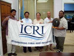 イギリス・セイシェル事務局から日本・パラオに引き渡されたICRIの旗とセイシェル政府から贈呈された「Coco　de Mer」をパラオ大統領に手渡したパラオ代表団