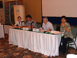 議長テーブルの様子。左からEmily Corcoran（議事記録）、Fabian Iyar（パラオが側議長）、名執芳博（日本側議長）、高橋啓介（事務局代表）。
