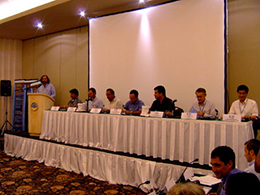 ICRI総会開会式の様子。左から挨拶するRobert Cundney（コズメル海中公園局）、Fabian Iyar（パラオ側議長）、Ernesto Enkerlin Hoeflich（メキシコ保護区局長）、Felix Arturo Gozalez（キンタナロー州知事）、Jose Luis Luege Tamargo（環境天然資源省大臣）、Licensiado Gustavo Ortega（コズメル市長）、名執芳博（日本側議長）、渡邉綱男（ICRI事務局代表。）(左上)