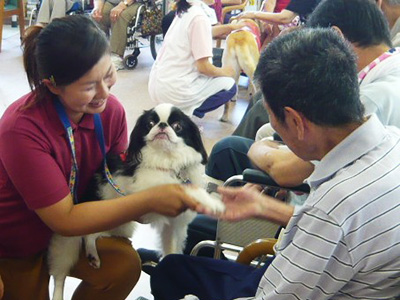 ふれあい活動中のボランティアと訪問活動犬