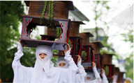 【写真】五穀豊穣を祈る阿蘇神社の御田祭。全身白装束の女性たちが、青田の中を練り歩く姿は神秘的かつ、おごそかです。