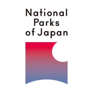 国立公園統一マーク。上部にはNational Parks of Japanの文字を配し、下部には半円の白い地平線から白い円の太陽が昇る様子を表しました。下から上へ、青から茜色のグラデーションで霞がかった空を描き、日の出を抽象的に表現しました。