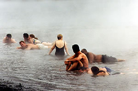 デセプション島の温泉に入る観光客