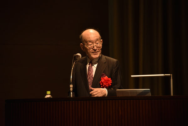 写真：基調講演　前田勇　立教大名誉教授「温泉地の変遷－現状と今後の課題」