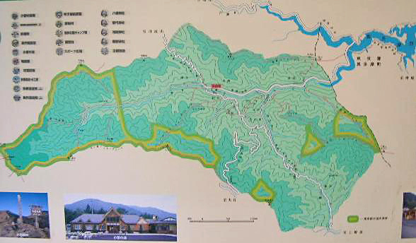 小菅村の看板地図（黄色で囲まれた部分が都水道水源林）