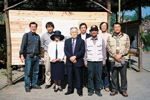 パビリオンの前で。加藤組合長（中央）の向かって右隣が、中村文明事務局長。後列左端が矢野康明さん、その隣に神谷博さん。組合長の向かって左隣は、協議会のメンバーで作家の丹治富美子さん。