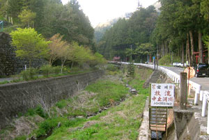 河川の景観再生を行う計画がある小菅川支流で、人と川とのかかわりのあとが残っている宮川。
