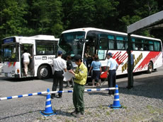 写真：沢渡駐車場で路線バスへの乗換に要する時間を調べる調査員
