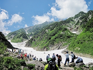 多くの登山者を迎える白馬岳の写真