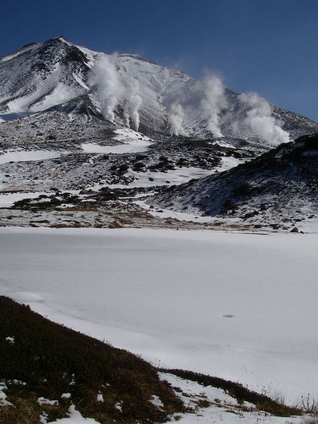 タイトル　初冬、旭岳と凍る鏡池