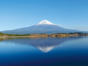 田貫湖から望む富士山の写真