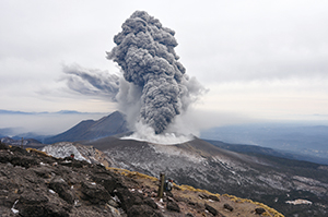 新燃岳（平成23年の噴火時）の写真