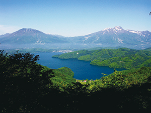 photo of A panoramic view of Lake Nojiri viewed from the Sugekawa forest road. Mt. Kurohime and Mt. Myoko (from left.)