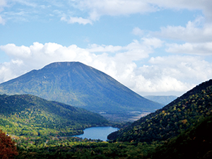 男体山と湯ノ湖（成層火山と溶岩堰止湖）の写真