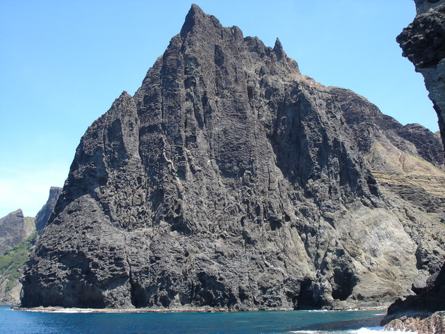 タイトル　父島南部の海食崖