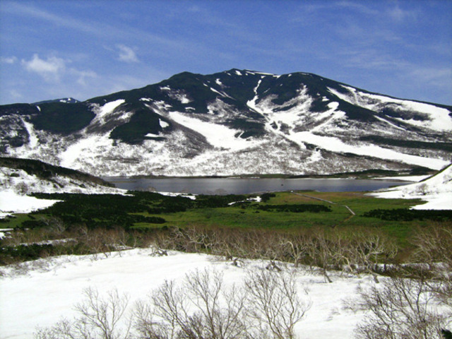 タイトル　羅臼湖と知西別岳（５月）