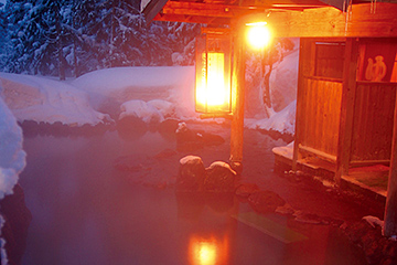 The light of the lantern is fantastic at night on the open-air bath.