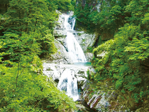 photo of Nanatsu-gama Falls