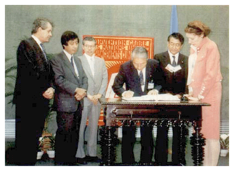 気候変動枠組条約に署名する中村環境庁長官（当時）