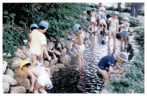 住民参加でつくった水路で遊ぶ子どもたち（滋賀県甲良町）