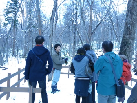 写真：動物園の森を積雪の中歩いて巡る様子1