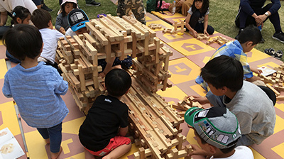 クミノ工房の積み木で遊ぶ子ども達の写真