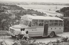 1963年 真珠作業場従業員の送迎バス